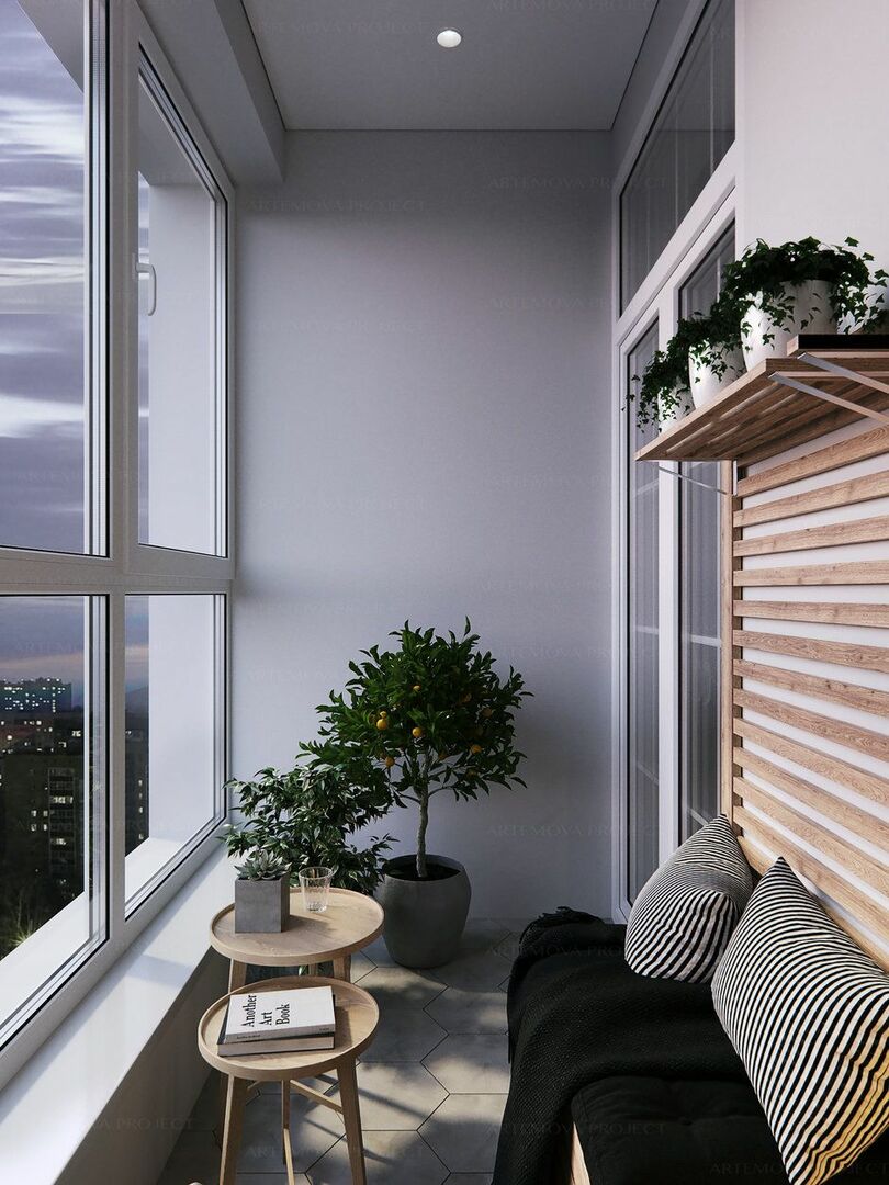 Liten sofa på balkongen med grå innredning