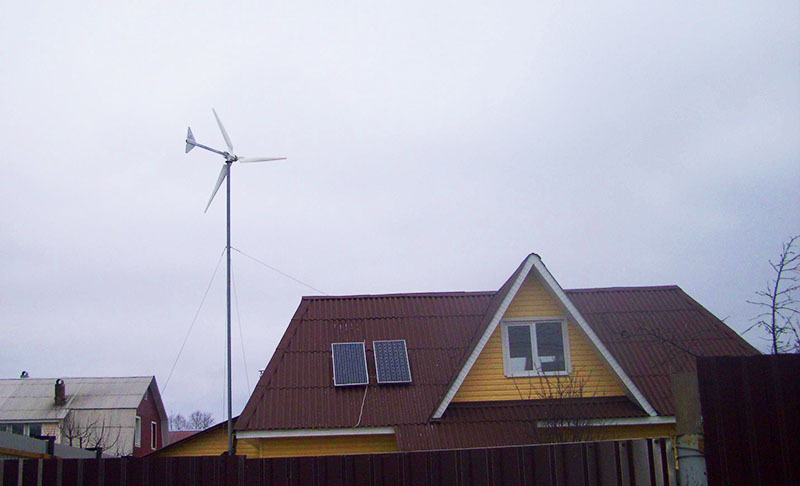 Una turbina eólica en el patio de una casa privada ya no parece exótica: todos ahorran tanto como pueden