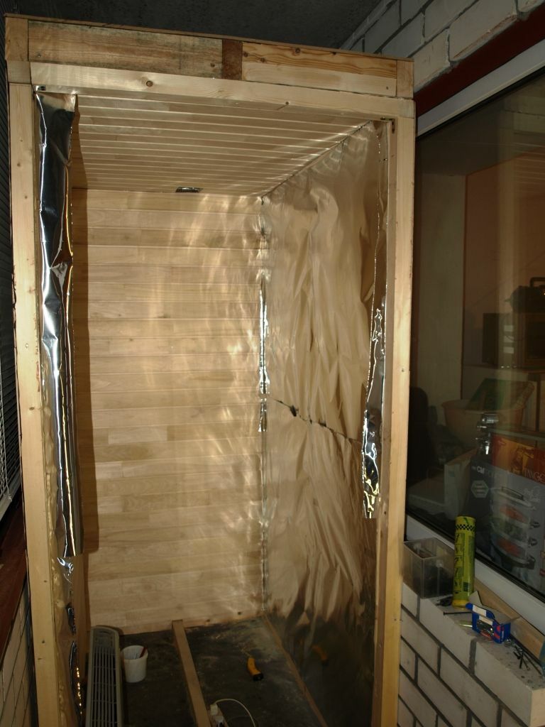 Materiał foliowy na ścianie sauny na loggii