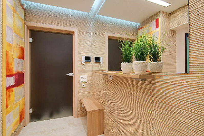 Diseño de pasillo con papel tapiz de bambú.