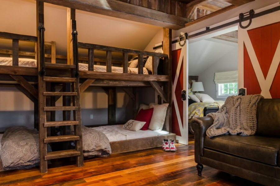 Dřevěné postele v prostorné ložnici pro chlapce