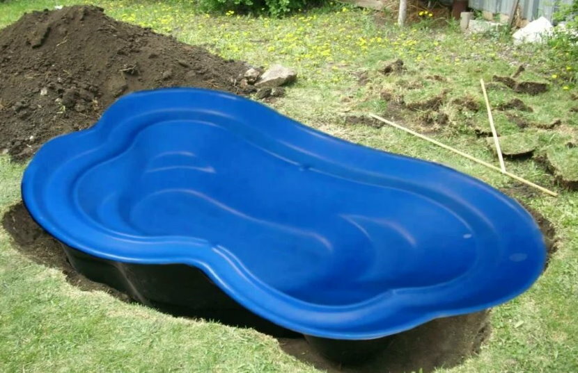Instalación de un recipiente para estanque de jardín de fibra de vidrio