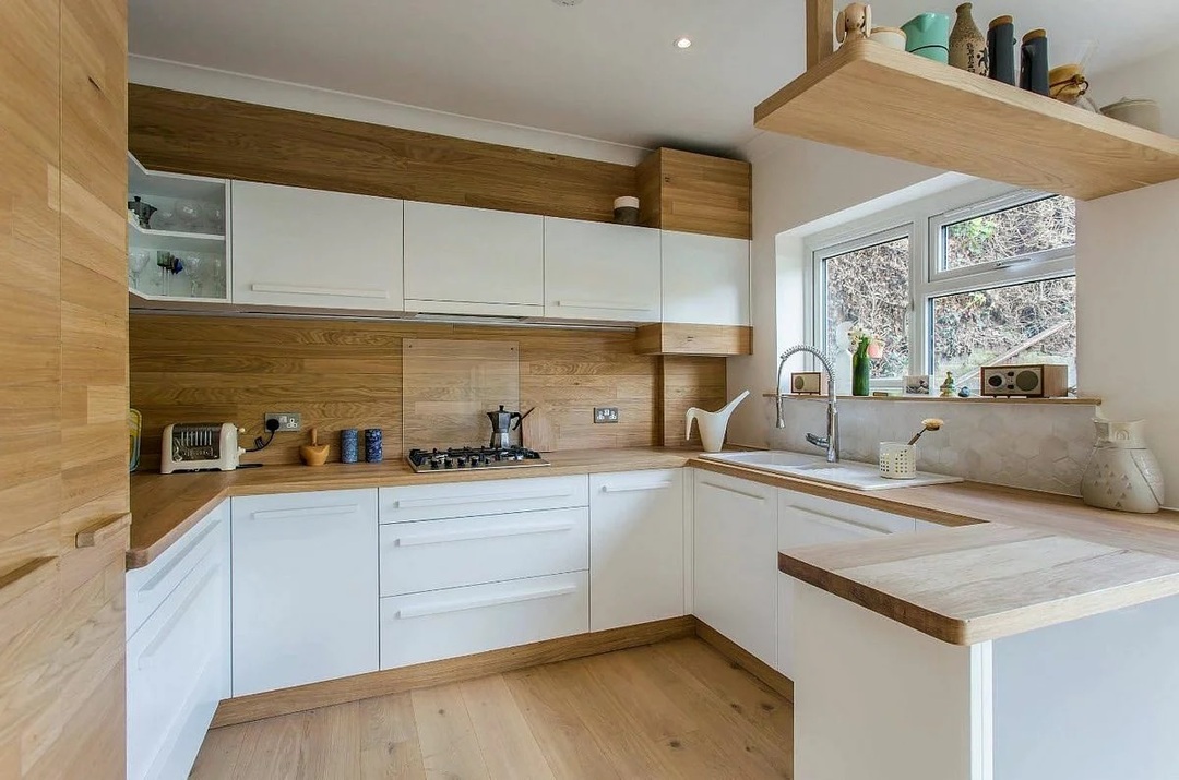 Biela kuchyňa s prírodným drevom
