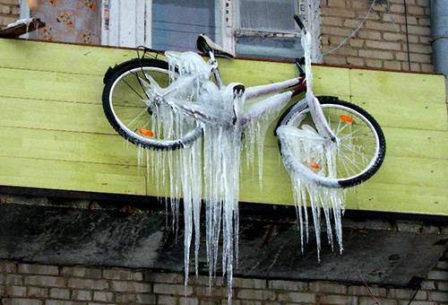 Hoe een fiets in de winter op te slaan: een handleiding voor het voorbereiden en kiezen van een plaats