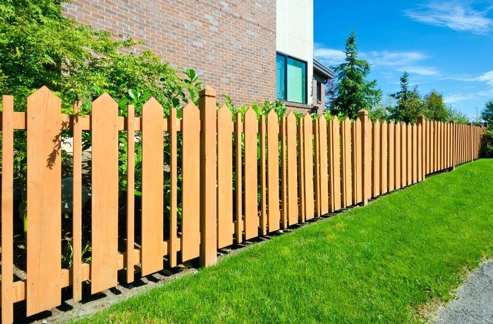 ozdobne drewniane ogrodzenie