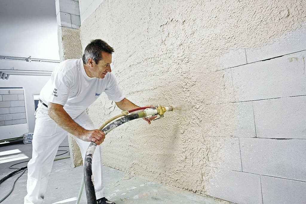 Mechanized plastering of walls