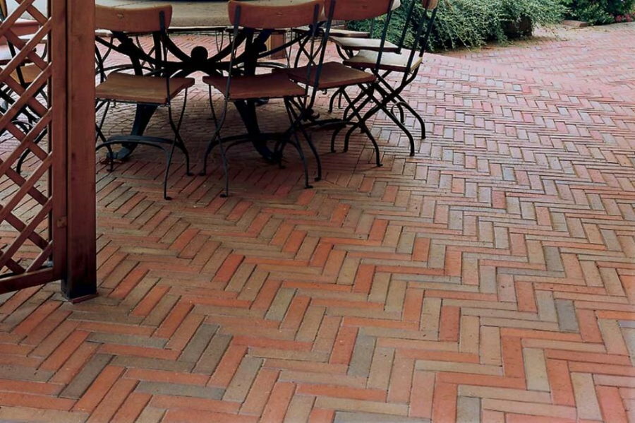 Laying paving slabs with a herringbone pattern on a recreation area