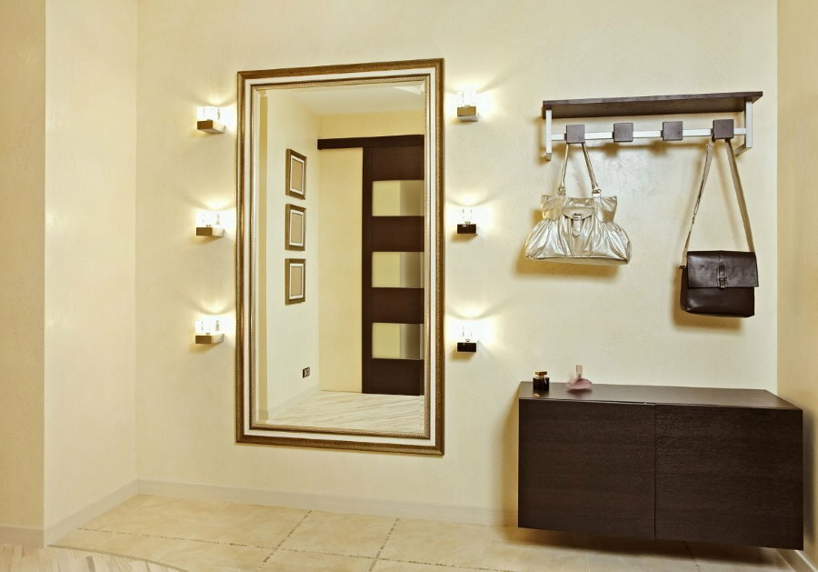 Lámparas de pared cerca del espejo en el pasillo.