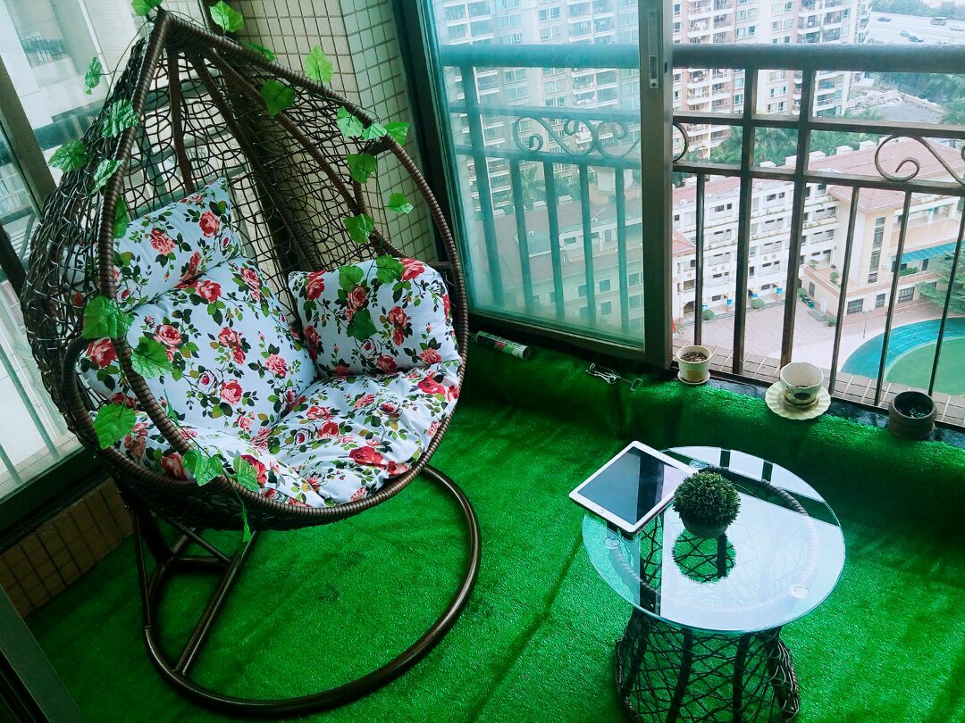 Umetna trava na tleh balkona