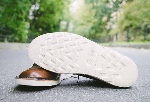 How to clean the white soles: the advantages and disadvantages of folk ways