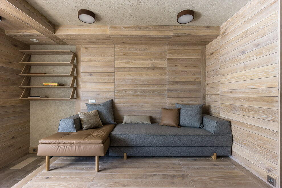 Holzregale in einem kleinen Wohnzimmer