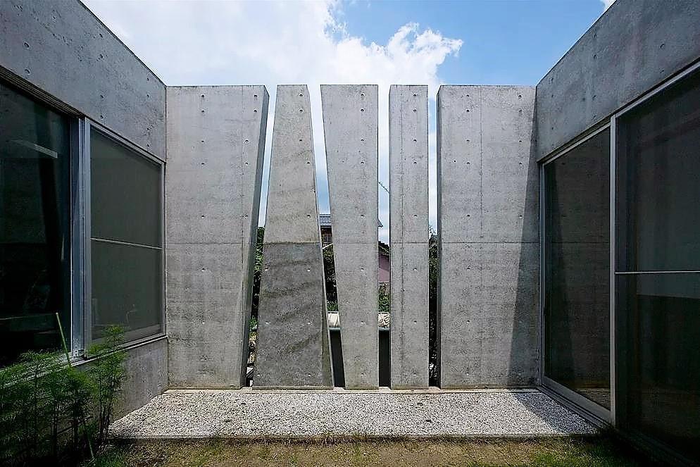 Estelas de concreto de alta tecnologia em um jardim