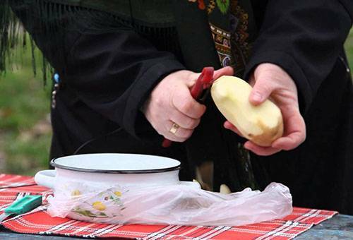 How to quickly peel potatoes: 3 tricks that you did not know about