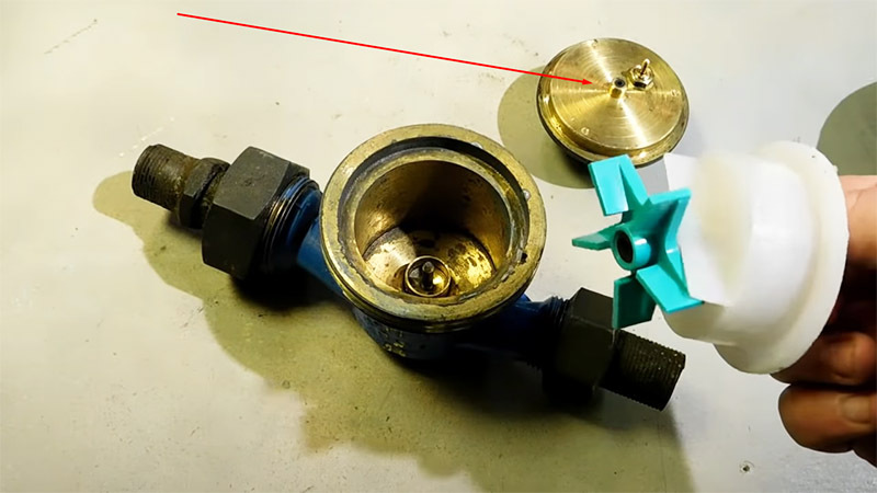 El impulsor está en perfectas condiciones, lo que significa que puede continuar transformando el medidor en una bomba de agua.