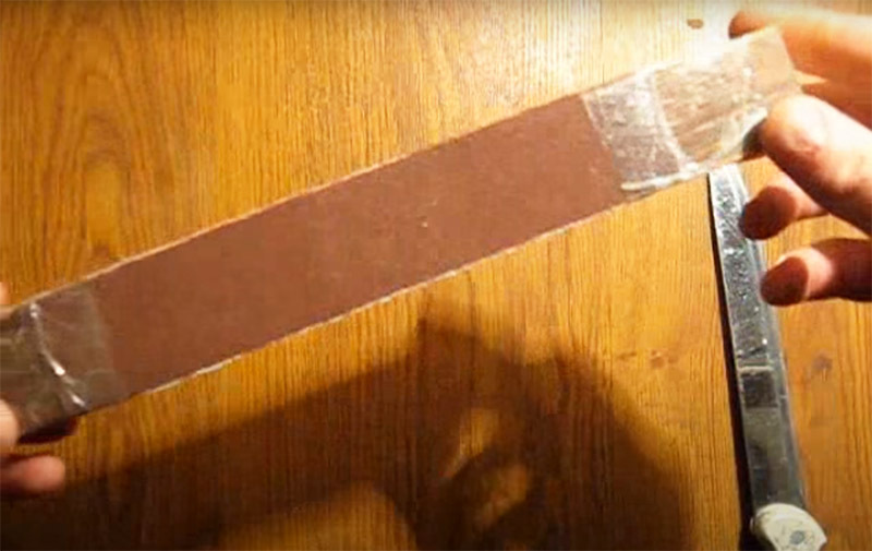 Você pode usar fita adesiva normal para fixar as tiras de esmeril ao bloco. Alguns segundos - e você tem uma pedra de dupla face em suas mãos