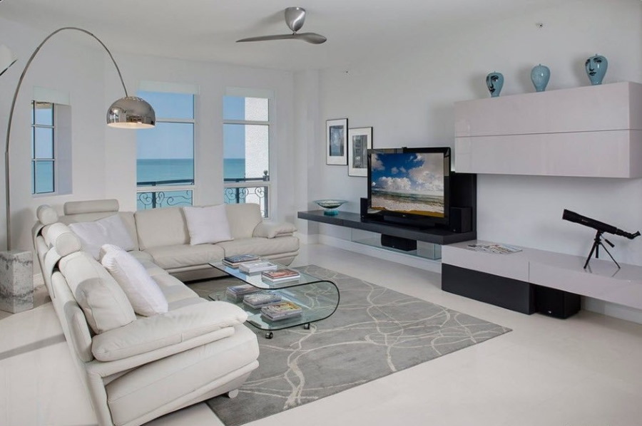Sivý koberec v modernej obývacej izbe