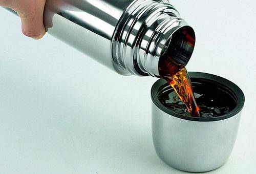 Como limpar uma garrafa térmica de uma placa de chá no interior?