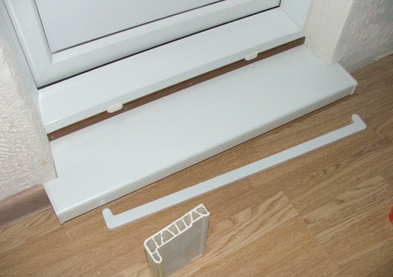 Installation of a plastic threshold in front of the balcony door