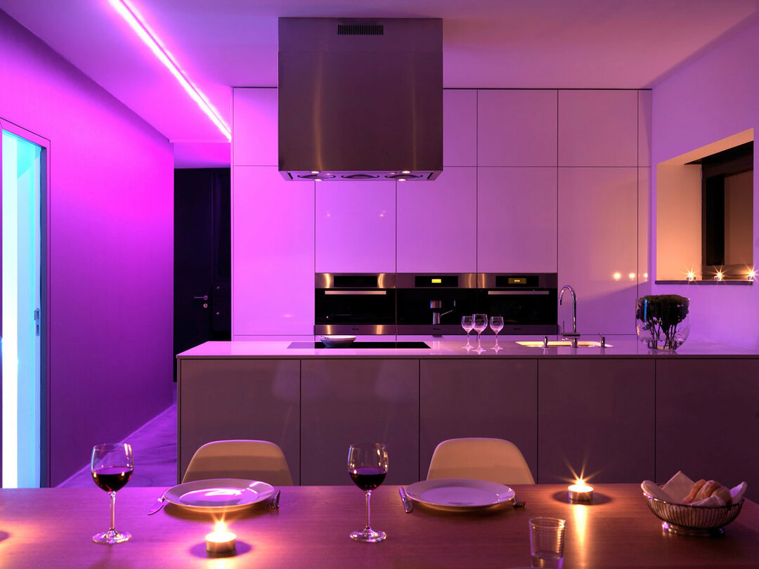 Kücheneinrichtung im High-Tech-Stil mit lila Möbeln