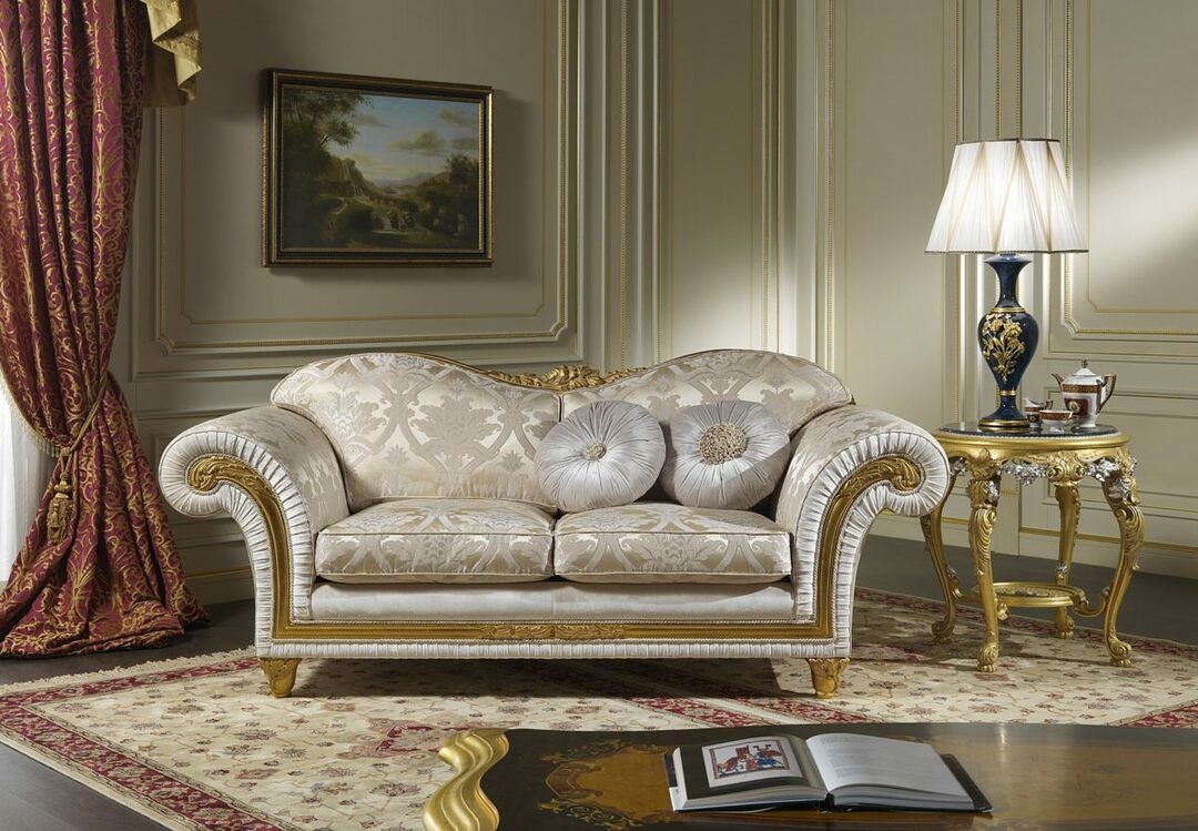 Gyönyörű kanapé aranyozott dekorációval