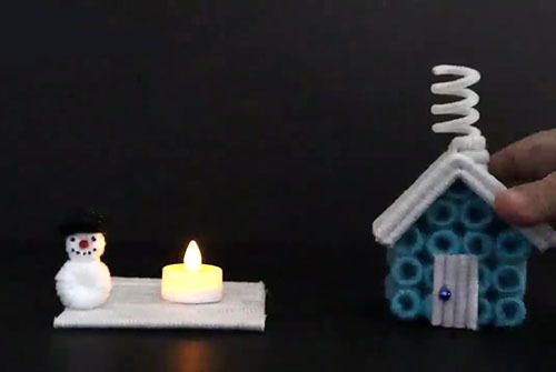 Karanlıkta korkutucu değil: Noel evi şeklinde bir çocuk odası için bir gece lambası