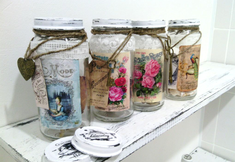 To designate each jar, you can stick an original sticker and write on it both the name and the expiration date