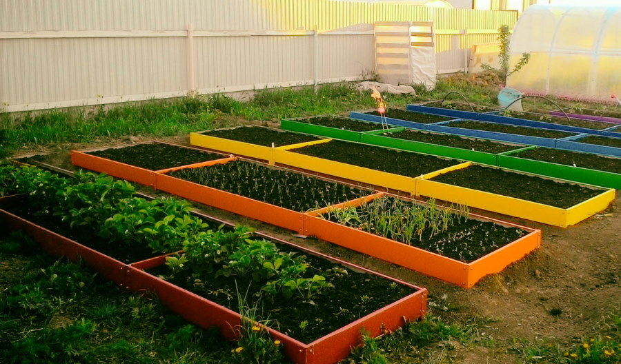 Multi-colored galvanized beds with polymer coating