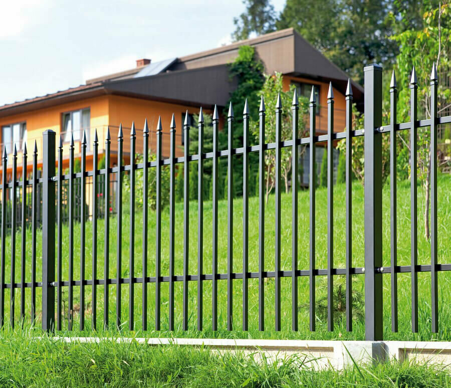 Une clôture à partir d'un tuyau profilé dans une zone suburbaine