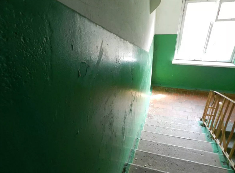 Why in the USSR steps in the hallways were painted only on the edges