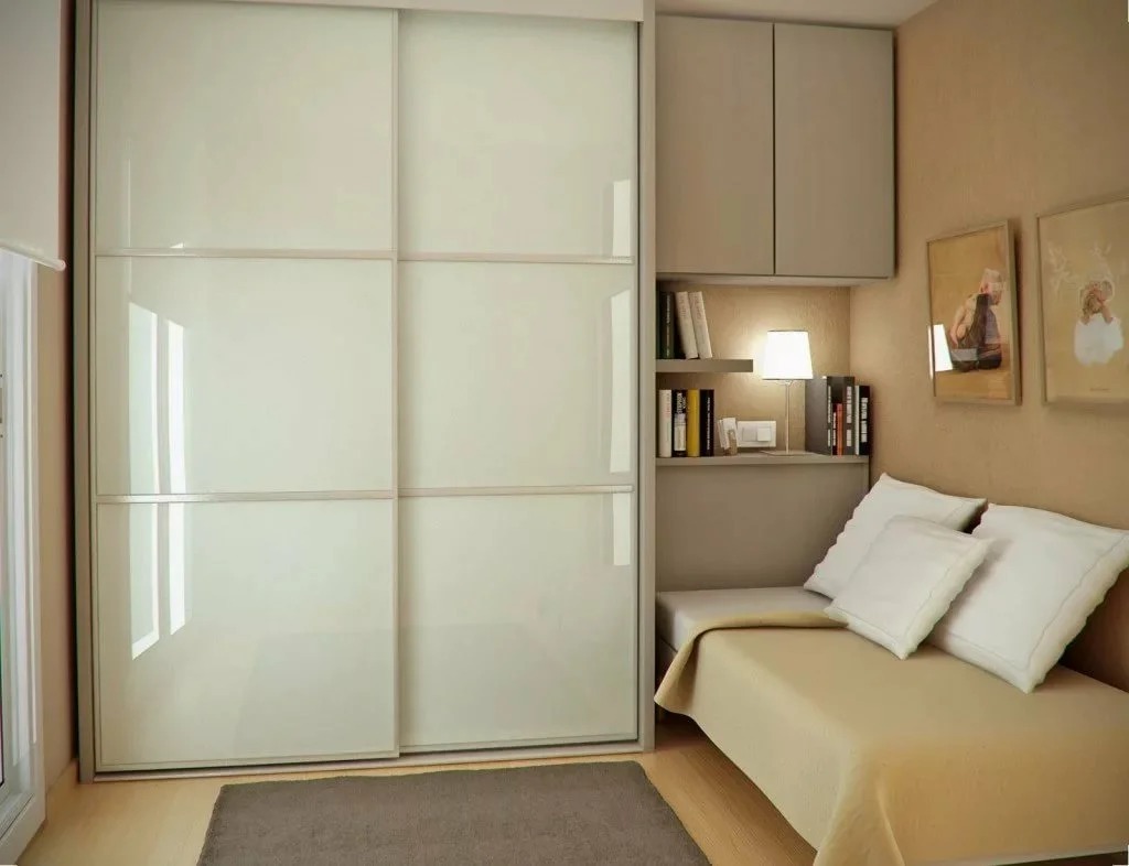 ontwerp van een kleine kamer met een kledingkast