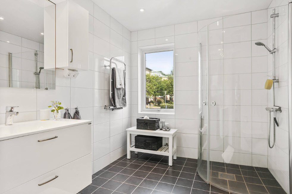 Gestalten Sie das Badezimmer minimalistisch