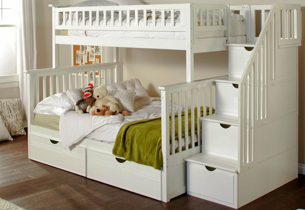 Hvit seng i to etasjer for barn av samme kjønn