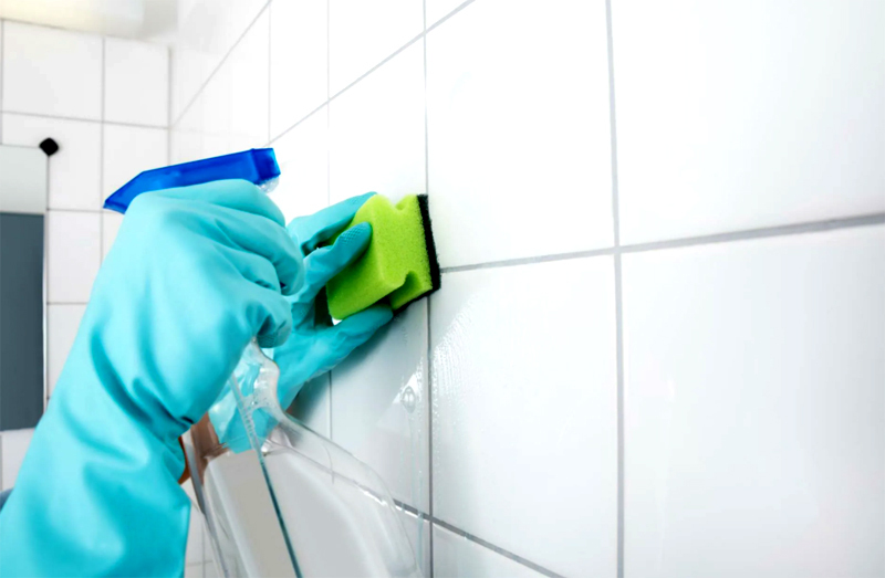 Es ist unbedingt erforderlich, die Nähte regelmäßig mit einer Bürste und einem Desinfektionsmittel zu reinigen.