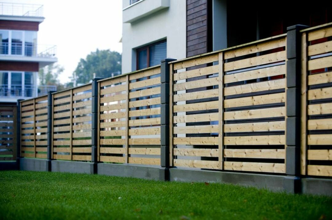 návrh sekčního dřevěného plotu