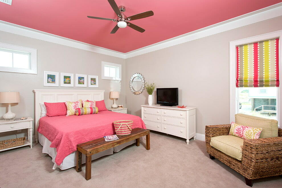 Różowy sufit w sypialni dziewczynki