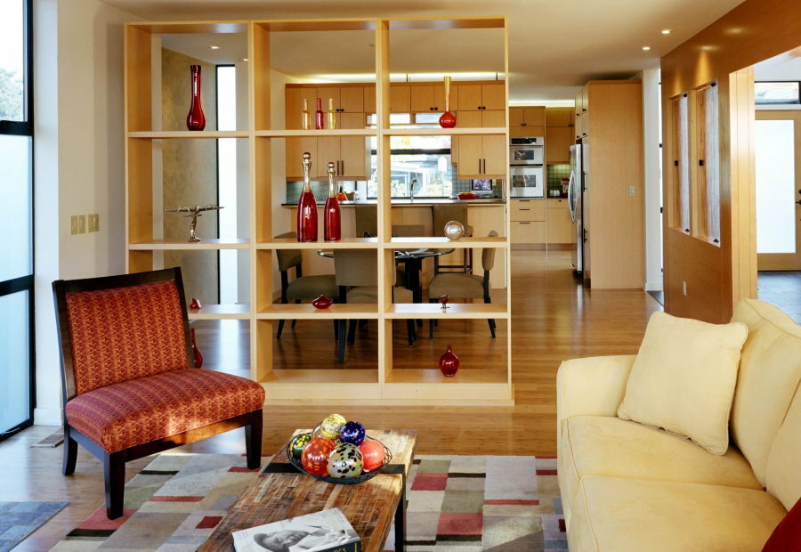 Zoneamento da cozinha-sala de estar com um rack simples