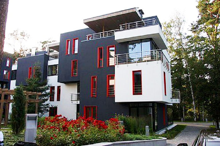 Ett innovativt kubformat hus byggt med miljövänliga material
