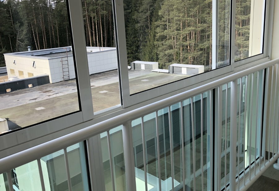 Brystning av metall på en balkong med panoramautsikt