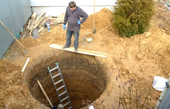 Kako je izgrađena septička jama u privatnoj kući: materijali, nijanse, proračuni