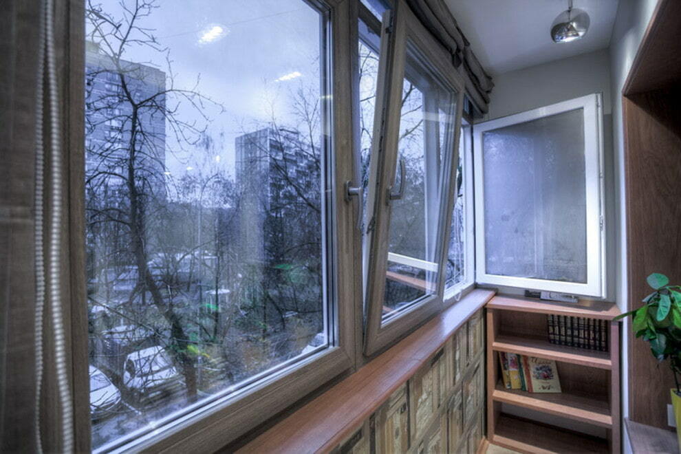 Framebeglazing van een balkon in een Chroesjtsjov met drie kamers