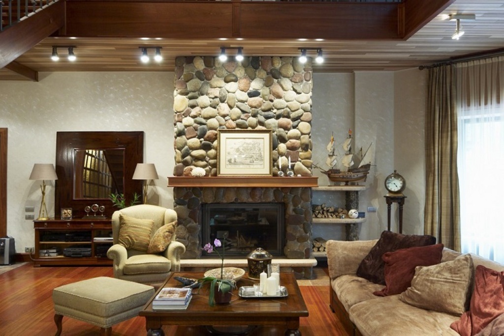 dekoratīvs akmens dzīvojamā istabā 