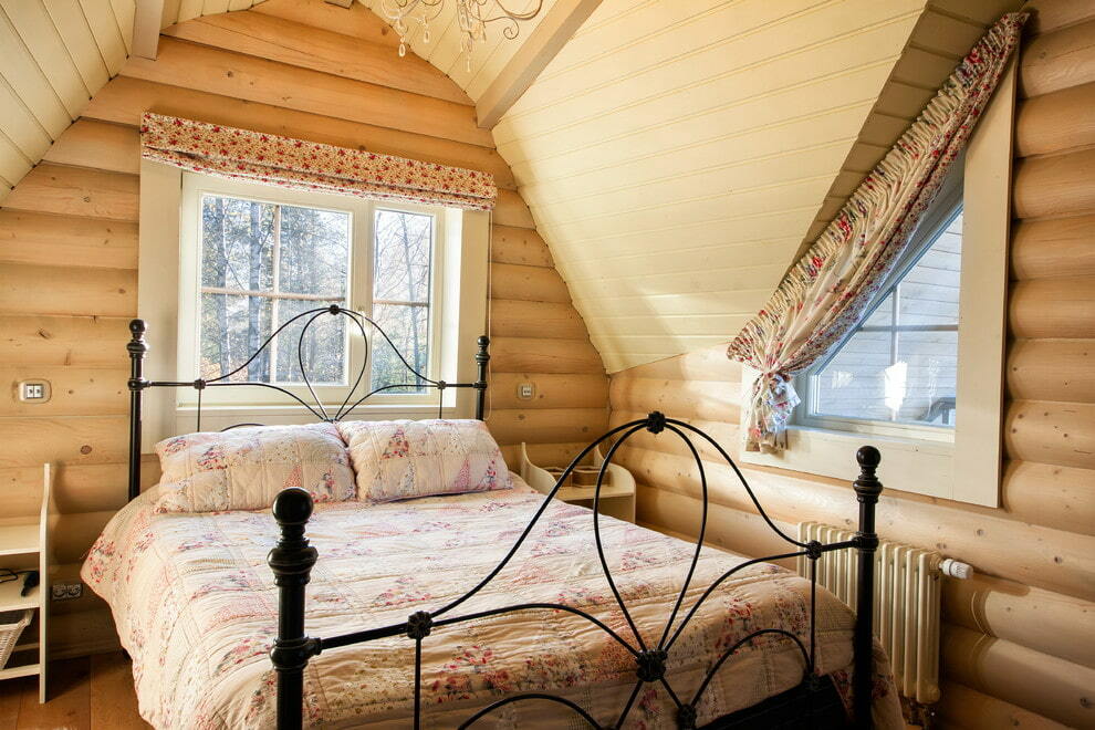Cama forjada en un dormitorio pequeño.