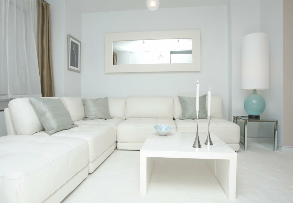Valkoinen sohvapöytä olohuoneen oleskelutilassa