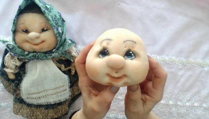 nylonová tvár bábiky