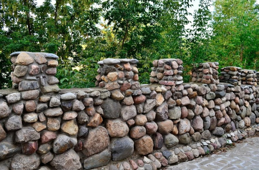 Záhradný plot vyrobený z sutinového kameňa rôznych formátov