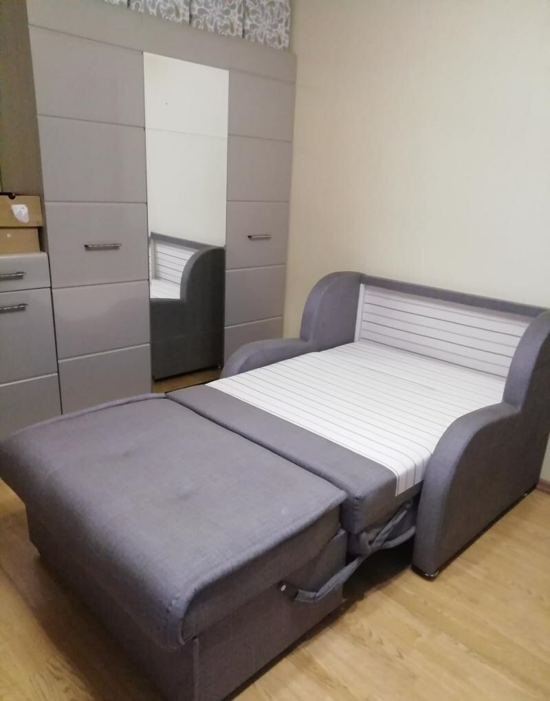 Utdragbar soffa med låda för saker och sängkläder