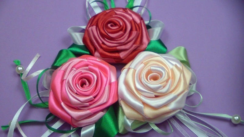 Nuostabios rožės savo rankomis: 7 medžiagos, iš kurių galite pasigaminti „gėlių karalienę“ savo namams papuošti