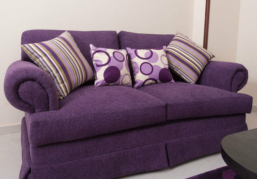Almofadas lilases em um sofá roxo