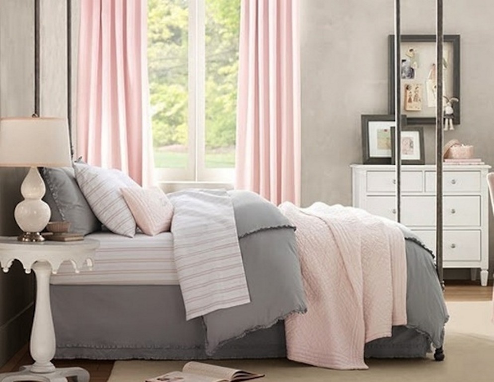 harmaa vaaleanpunainen moderni makuuhuone