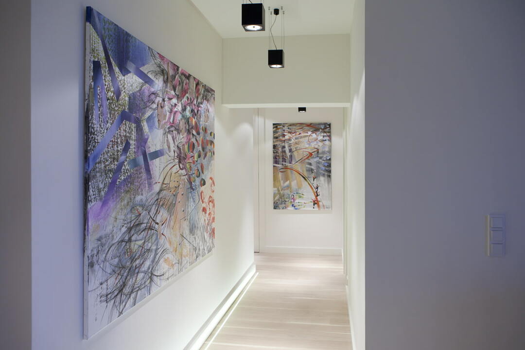 Pictures in the corridor: types and design, options for location on the wall of the hallway